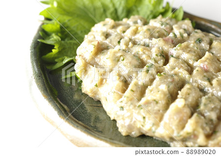 拍攝了在白色背景上擊打大量竹莢魚製成的當地菜餚的 namero 拍攝了在白色背景上擊打大量竹莢魚製成的當地菜餚的 namero 88989020