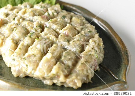 Photographed the namero of a local dish made by hitting a lot of horse mackerel on a white background 88989021