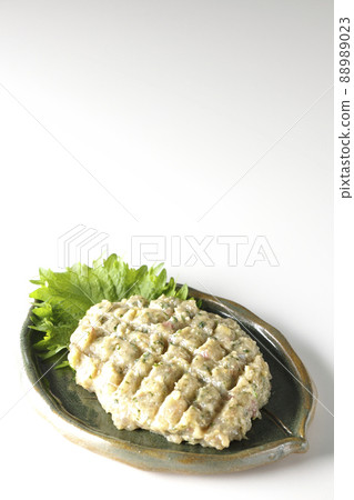 拍攝了在白色背景上擊打大量竹莢魚製成的當地菜餚的 namero 88989023