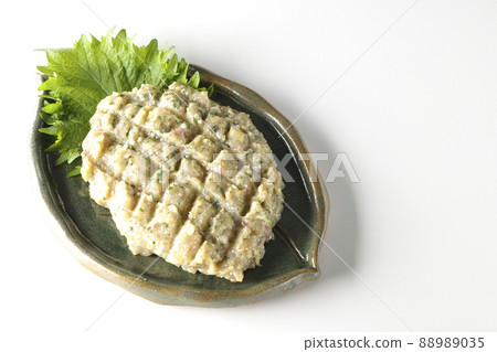 鳥瞰白色背景上用大量竹莢魚製作的當地菜餚的 namero 88989035