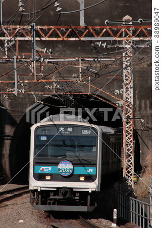 Keihin Tohoku Line 209 series train on the final day of operation, photographed on 2010/1/24 88989047