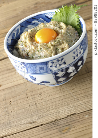 Namero bowl of horse mackerel topped with egg yolk 88989203
