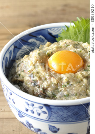 Namero bowl of horse mackerel topped with egg yolk 88989210