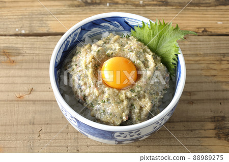 Take a bird's-eye view of the namero bowl of horse mackerel topped with egg yolk 88989275