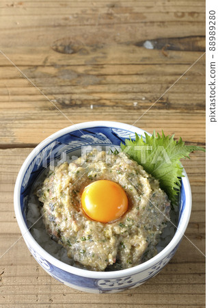 Take a bird's-eye view of the namero bowl of horse mackerel topped with egg yolk 88989280