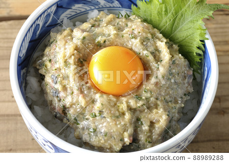 Take a bird's-eye view of the namero bowl of horse mackerel topped with egg yolk 88989288