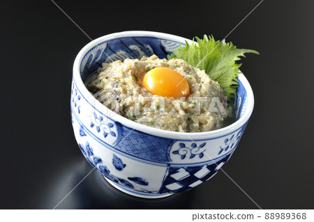 拍攝了一個黑色背景上的馬鮫魚名稱羅碗，上面放著蛋黃 88989368