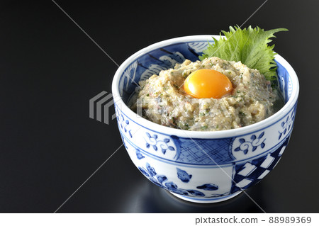 拍攝了一個黑色背景上的馬鮫魚名稱羅碗,上面放著蛋黃 拍攝了一個黑色背景上的馬鮫魚名稱羅碗,上面放著蛋黃 88989369