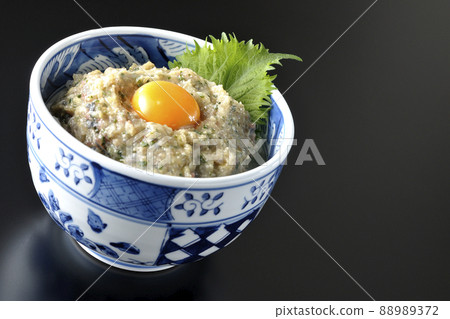 拍攝了一個黑色背景上的馬鮫魚名稱羅碗,上面放著蛋黃 拍攝了一個黑色背景上的馬鮫魚名稱羅碗,上面放著蛋黃 88989372