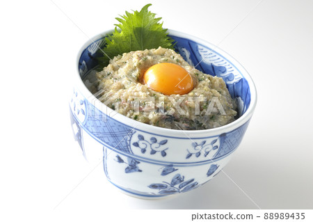 Photographed a horse mackerel namero bowl topped with egg yolk on a white background 88989435