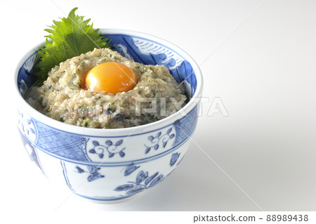 拍攝了一個馬鮫魚 namero 碗，上面是白色背景上的蛋黃 88989438