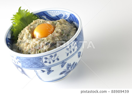 拍攝了一個馬鮫魚 namero 碗，上面是白色背景上的蛋黃 88989439