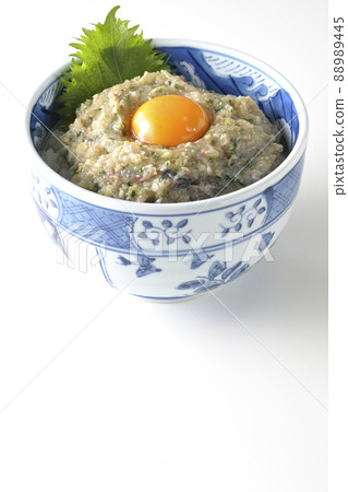 拍攝了一個馬鮫魚 namero 碗，上面是白色背景上的蛋黃 88989445