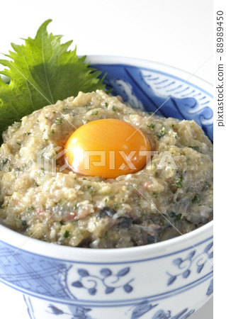Photographed a horse mackerel namero bowl topped with egg yolk on a white background 88989450