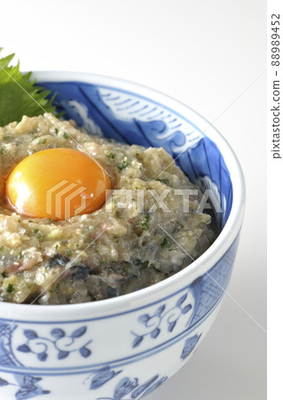 Photographed a horse mackerel namero bowl topped with egg yolk on a white background 88989452