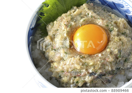 鳥瞰白色背景上蛋黃的馬鮫魚碗 88989466