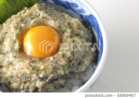 鳥瞰白色背景上蛋黃的馬鮫魚碗 88989467