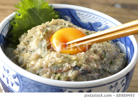 用筷子吃蛋黃配竹莢魚namero碗 88989493
