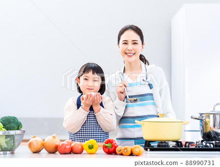 小學生和媽媽一起做飯 小學生和媽媽一起做飯 88990731