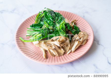 Sautéed Japanese mustard spinach and maitake mushrooms 88990995