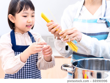 Image cut of elementary school students cooking with mom Image cut of elementary school students cooking with mom 88990996