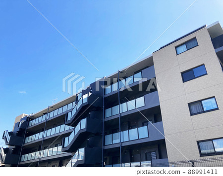Exterior of the apartment and blue sky_11 88991411
