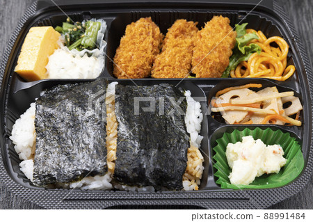 Delicious fried seaweed lunch Delicious fried seaweed lunch 88991484