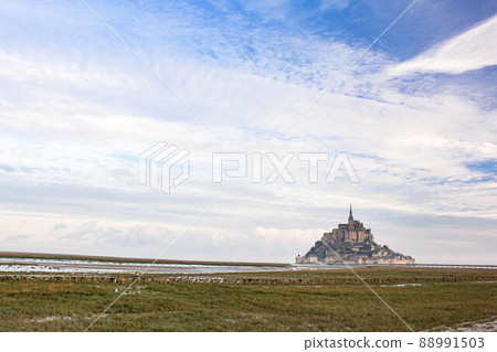 [Mont Saint Michel] Early morning panoramic view sunny 88991503