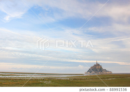 [Mont Saint Michel] Early morning panoramic view sunny 88991536