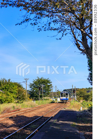 進入石川能登鐵道龍濱站的柴油列車 進入石川能登鐵道龍濱站的柴油列車 88992336