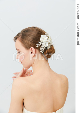 外國年輕女性的美容髮飾 88992834