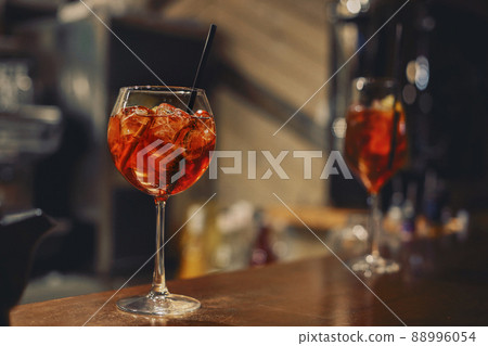 Apperol spritz cocktail in misted glass 88996054