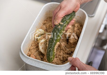 [從麥麩床上取出的捲心菜和黃瓜] 88996390