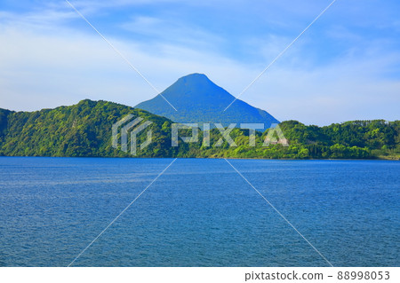 [Kagoshima Prefecture] Kaimondake and Lake Ikeda (Ibusuki) in fine weather 88998053