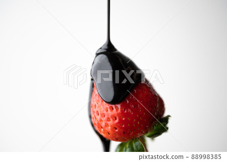 pouring chocokate sauce on strawberry pouring chocokate sauce on strawberry 88998385