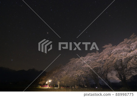 北斗市武川町、馬原一排櫻花樹和南阿爾卑斯山山脈上的春三角 北斗市武川町、馬原一排櫻花樹和南阿爾卑斯山山脈上的春三角 88998775