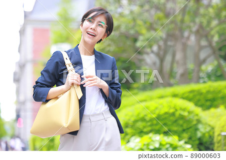 微笑上班的戴眼鏡女孩_向左移動 89000603