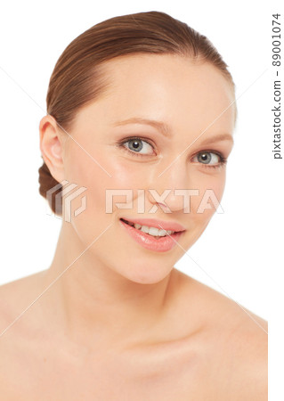 Perfect skin makes a perfect beauty. Beauty portrait of a young woman. Perfect skin makes a perfect beauty. Beauty portrait of a young woman. 89001074