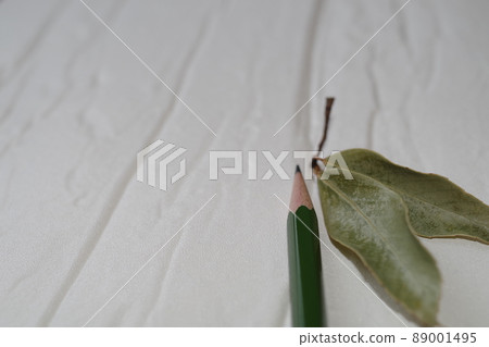 Copy space, pencil 89001495