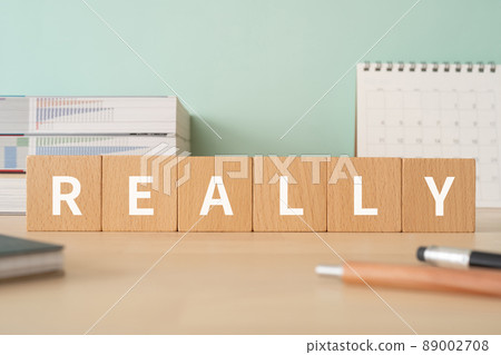 桌子上寫著“REALLY”的積木 89002708