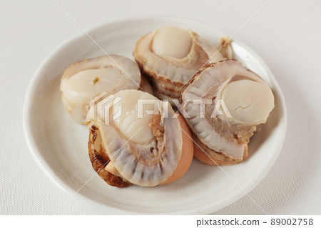 Boiled scallops on a plate 89002758