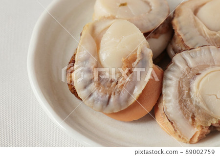 Boiled scallops on a plate 89002759