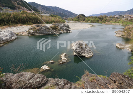 "Minoda no Fuchi" in the middle of the Yoshino River in spring (Higashimiyoshi Town, Tokushima Prefecture) "Minoda no Fuchi" in the middle of the Yoshino River in spring (Higashimiyoshi Town, Tokushima Prefecture) 89004207