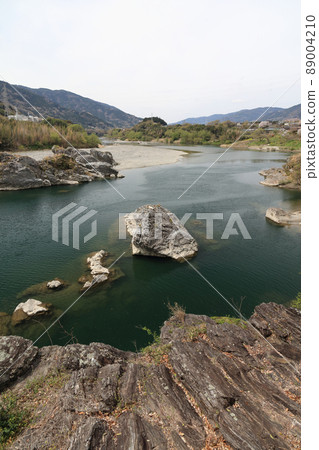 春天吉野川中央的“箕田之淵”（德島縣東三吉町） 89004210