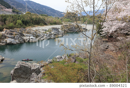 "Minoda no Fuchi" in the middle of the Yoshino River in spring (Higashimiyoshi Town, Tokushima Prefecture) "Minoda no Fuchi" in the middle of the Yoshino River in spring (Higashimiyoshi Town, Tokushima Prefecture) 89004321