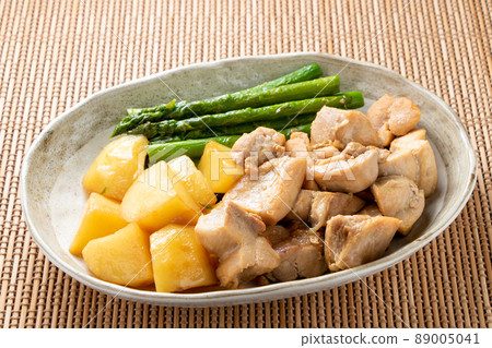 Stir-fried chicken, potatoes and asparagus in butter and soy sauce. 89005041