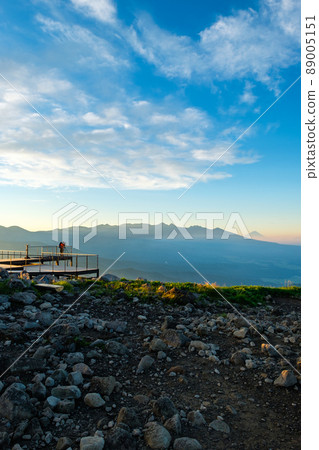 Dawn of Kurumayama (view of Yatsugatake and Mt. Fuji from the summit) 89005151