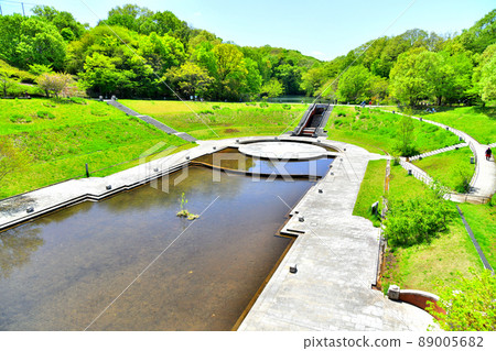 View of Nagaike Park from Nagaikemitsuke Bridge (Hachioji City, Tokyo) [2022.4] 89005682