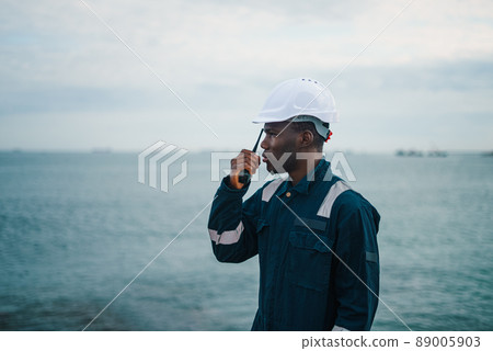 Seaman has communication with VHF handheld radio 89005903
