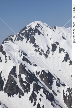 [April, Toyama Prefecture] Mt. Tsurugi, a rock and snow hall of fame seen from Bessan (Mt. Tateyama) 89006635